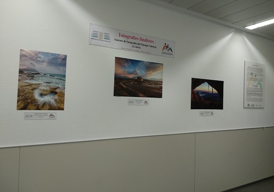 Imatge de les fotografies guanyadores a l'exposició fotogràfica ubicada en la Biblioteca 